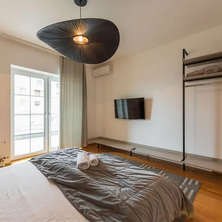 Deluxe Ea - With Garage Apartment *