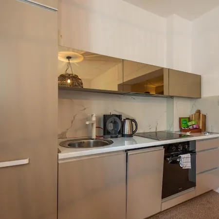 Deluxe Ea - With Garage Apartment *