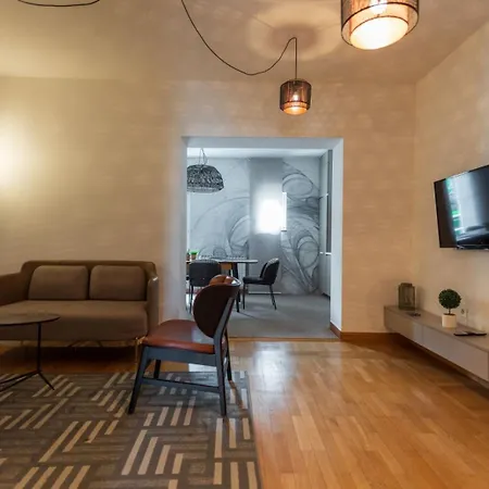 Deluxe Ea - With Garage Apartment *