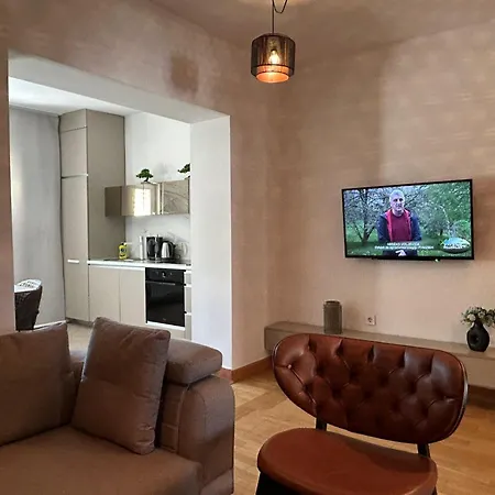 Deluxe Ea - With Garage Apartment