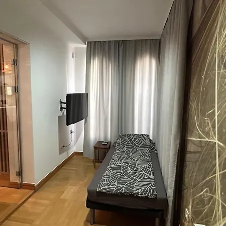 Deluxe Ea - With Garage Apartment *
