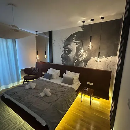 Deluxe Ea - With Garage Apartment *