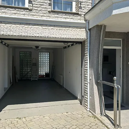 Deluxe Ea - With Garage